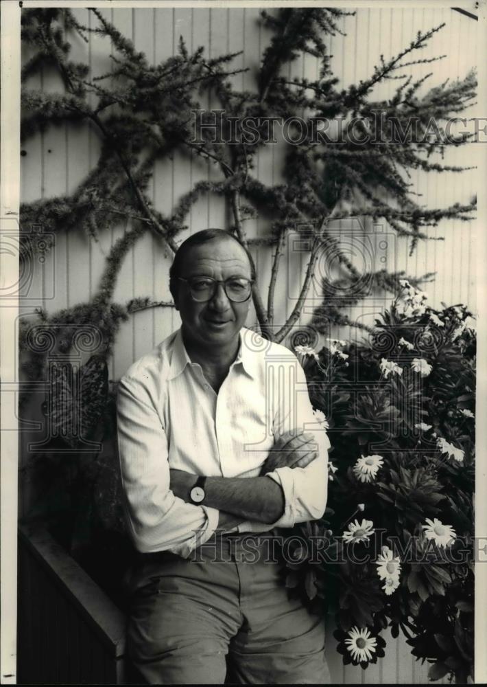 1986 Press Photo Playwright Neil Simon in his penthouse terrace in New York - Historic Images