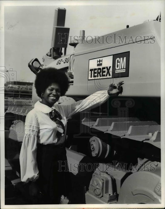 1973 Press Photo Barbara Sims stands next to GM TEREX's 82-30 bulldozer - Historic Images