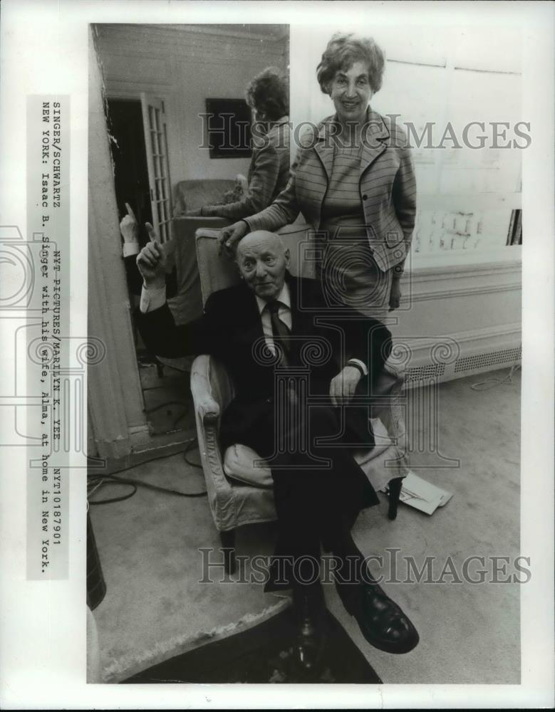 1979 Press Photo Isaac Singer with his wife, Alma at home in New York - Historic Images