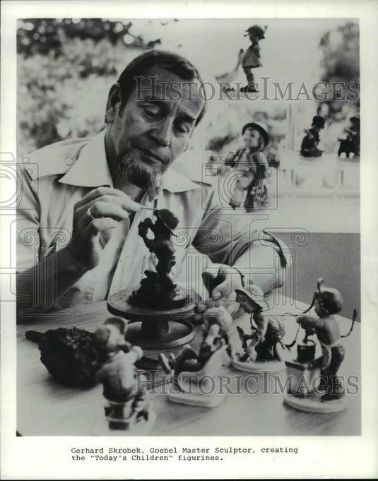 1982 Press Photo Gerhard Skrobek, Goebel Master Sculptor - cvp98447 - Historic Images