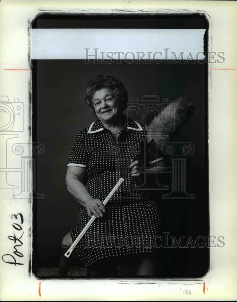 1985 Press Photo A Roman Sapecki photo, Woman with Duster, Sophie Galewski. - Historic Images