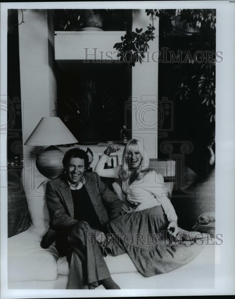 1978 Press Photo Suzanne Somers and Alan Hamel at their beachfront home. - Historic Images