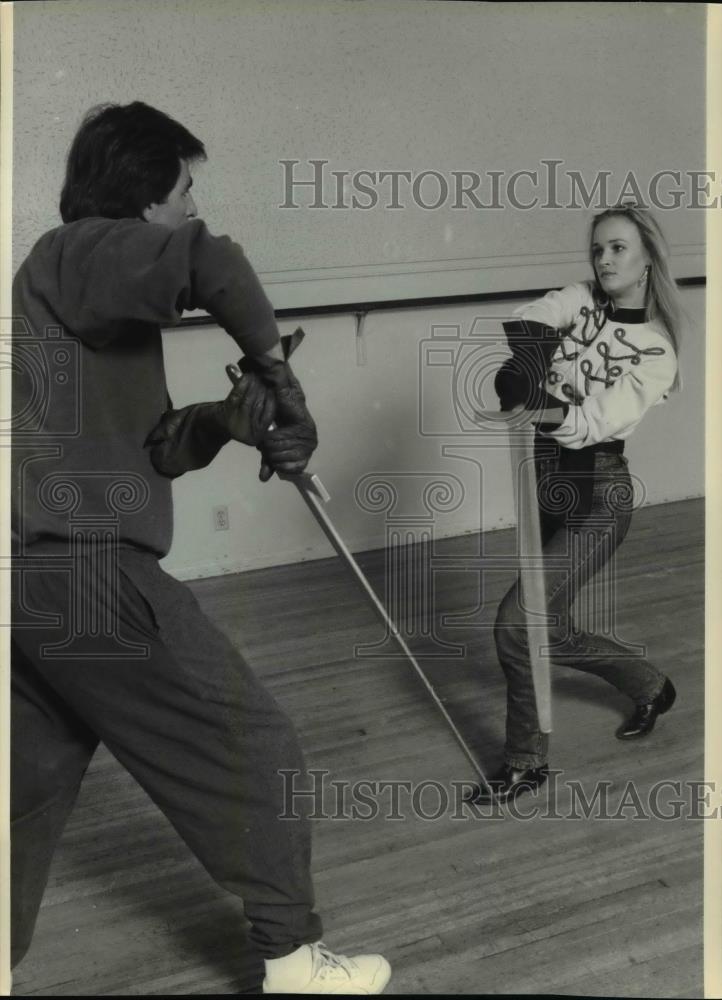 1993 Press Photo Greg Michaels teaches actress Camilla Overbye Roos, fencing. - Historic Images