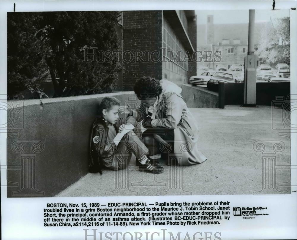 1989 Press Photo Principal comfort student at Maurice J Tobin School - cvp99000 - Historic Images