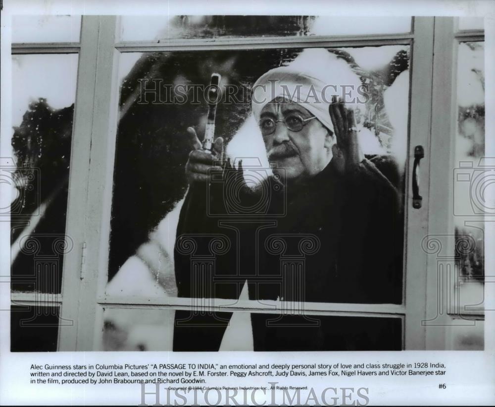1984 Press Photo Alec Guinness in A Passage to India. - cvp99033 - Historic Images