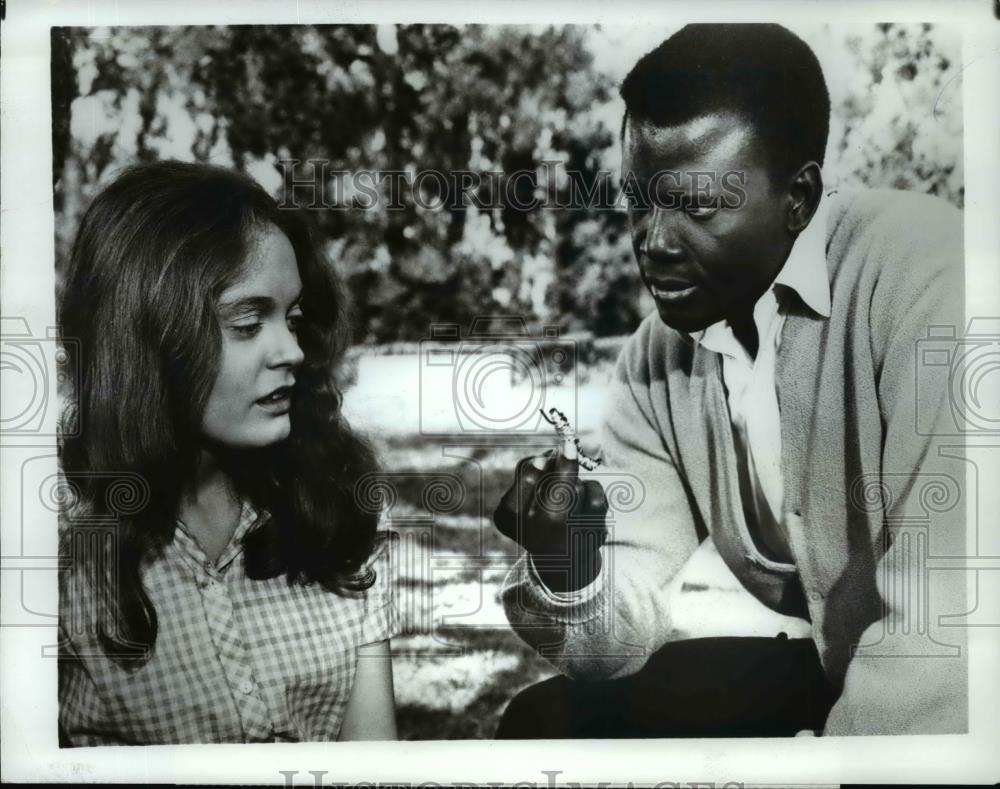 1972 Press Photo Sidney Poitier and Elizabeth Hartman in A Patch of Blue. - Historic Images