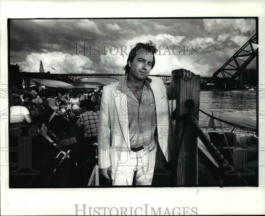 1985 Press Photo Michael Spoko, manager of Fagan's in Cuyahoga. - cvp99195 - Historic Images