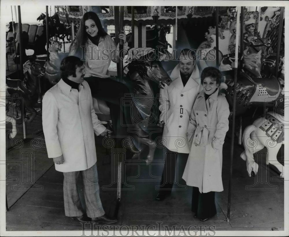 1975 Press Photo The cast of Jacques Brel at Geauga Lake Park carousel. - Historic Images