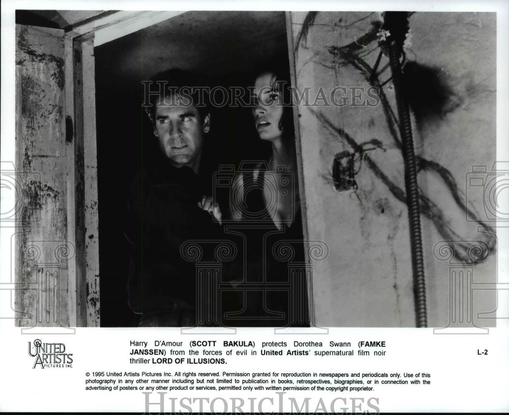 1995 Press Photo Scott Bakula and Famke Janssen in Lord of Illusions. - Historic Images