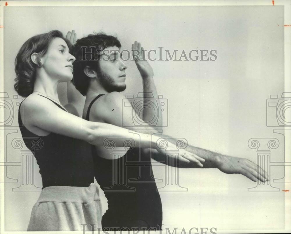 1977 Press Photo Allyne Koporc and Tom Sutton in Modern Dance Concert. - Historic Images