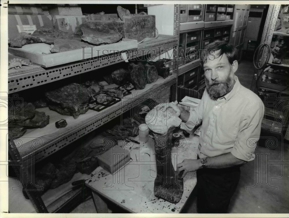 1990 Press Photo Dr. Richard Stuckey, paleontologist at the Denver Museum. - Historic Images