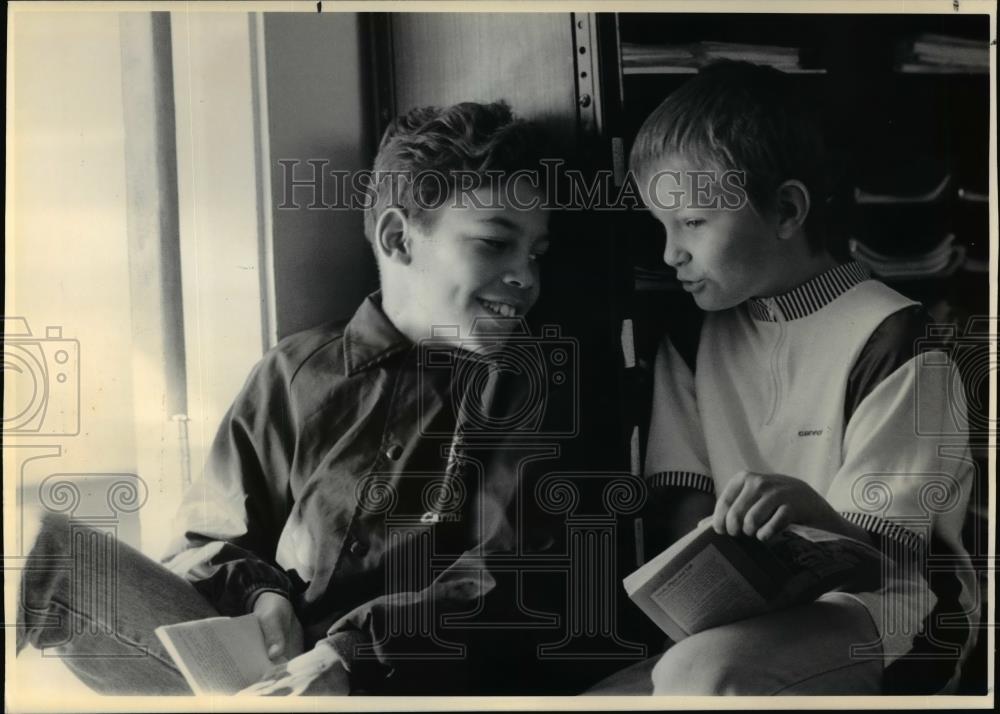 1991 Press Photo Justin Stiner and classmate at Carmichael Elementary School. - Historic Images