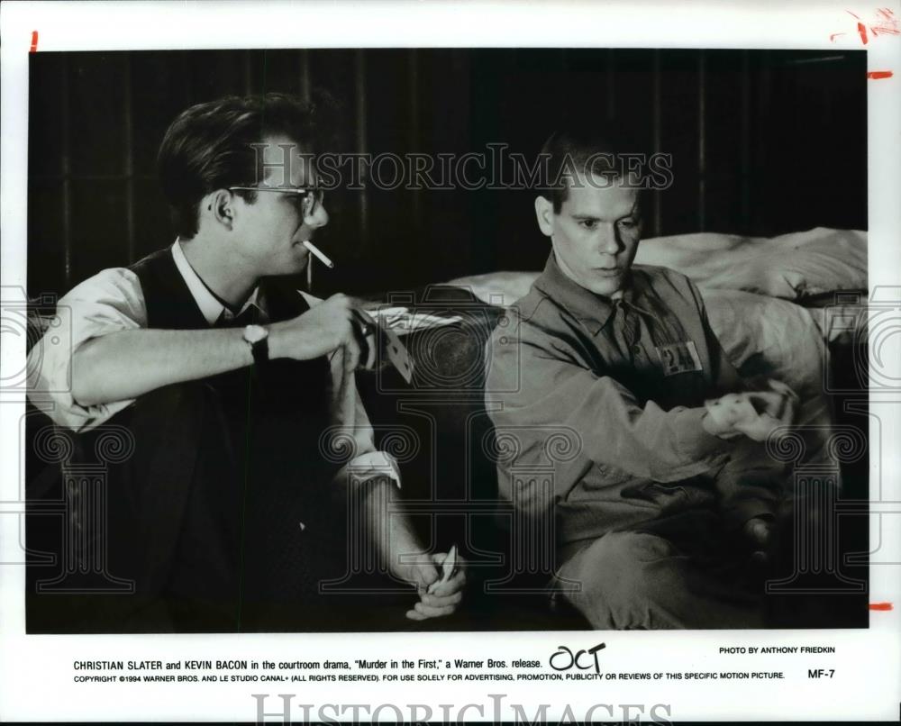 1994 Press Photo Christian Slater and Kevin Bacon-Murder In The First - Historic Images