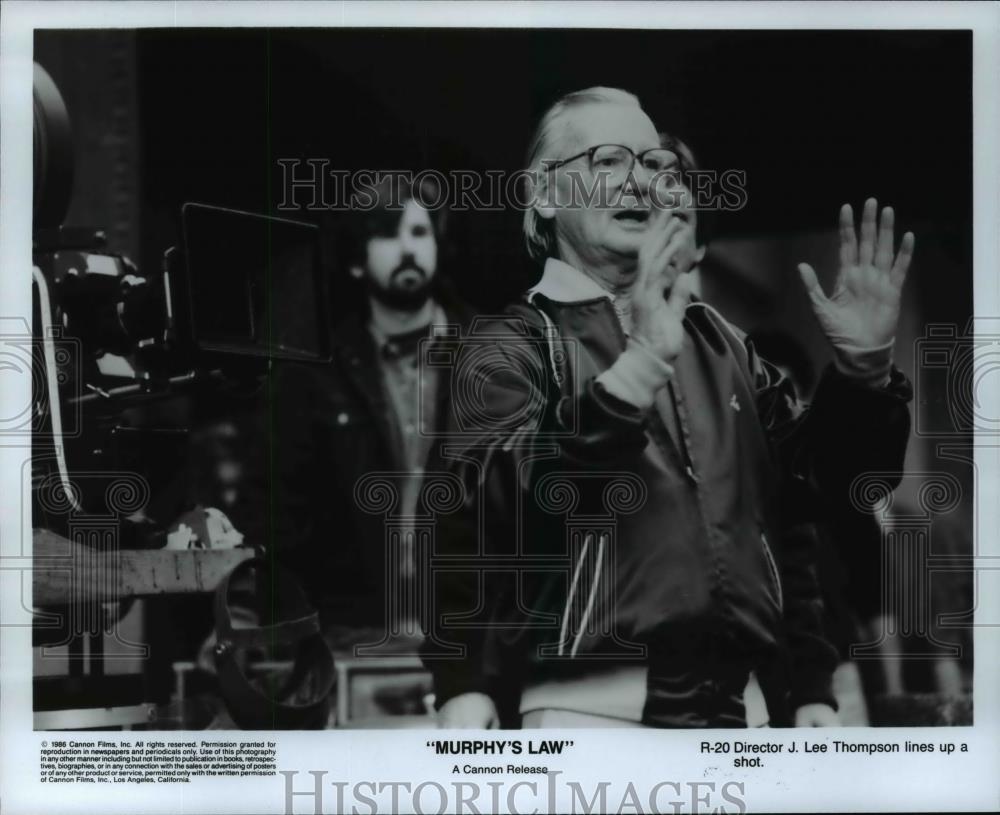 1986 Press Photo Director J. Lee Thompson lines up a shot-Murphy&#39;s Law - Historic Images