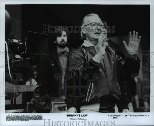 1986 Press Photo Director J. Lee Thompson lines up a shot-Murphy's Law - Historic Images