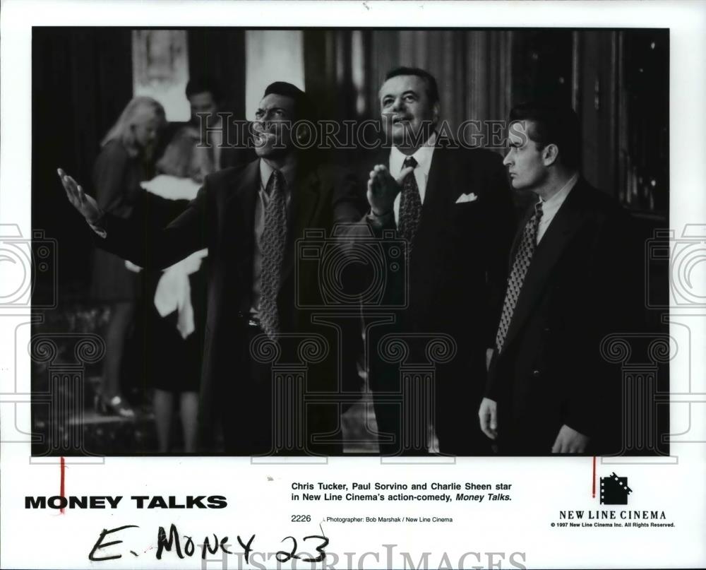 1997 Press Photo Chris Tucker,Paul Sorvino and Charlie Sheen star in MONEY TALKS - Historic Images