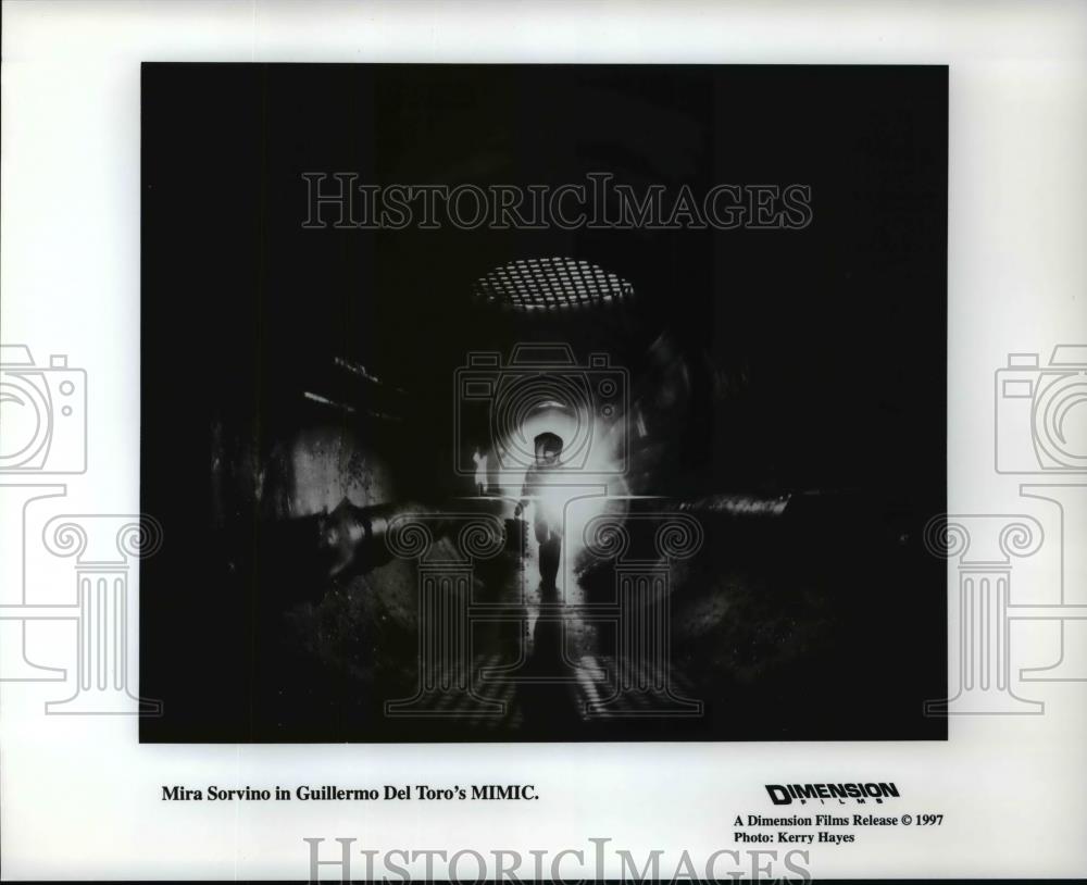1997 Press Photo Mira Sorvino in Guillermo Del Toro's MIMIC - cvp99576 - Historic Images