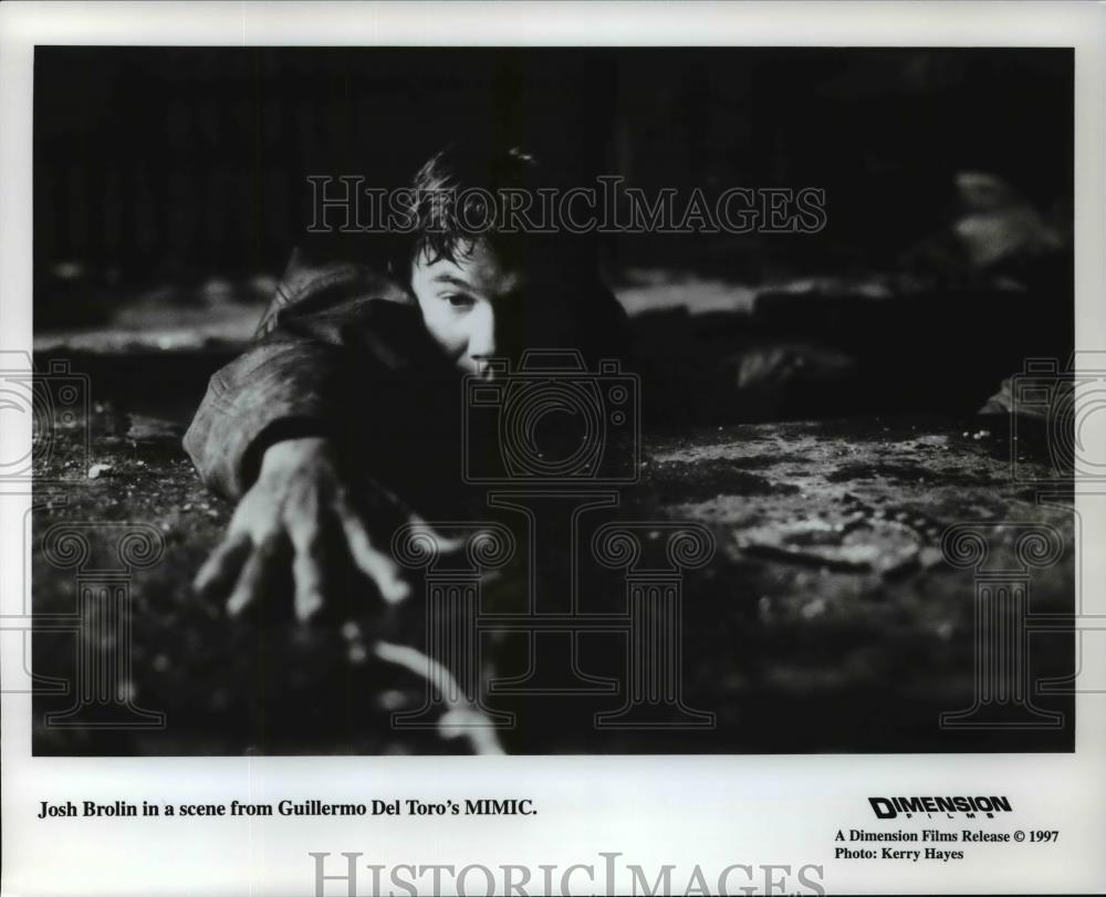 1997 Press Photo Josh Brolin in a scene from Guillermo Del Toro's MIMIC. - Historic Images