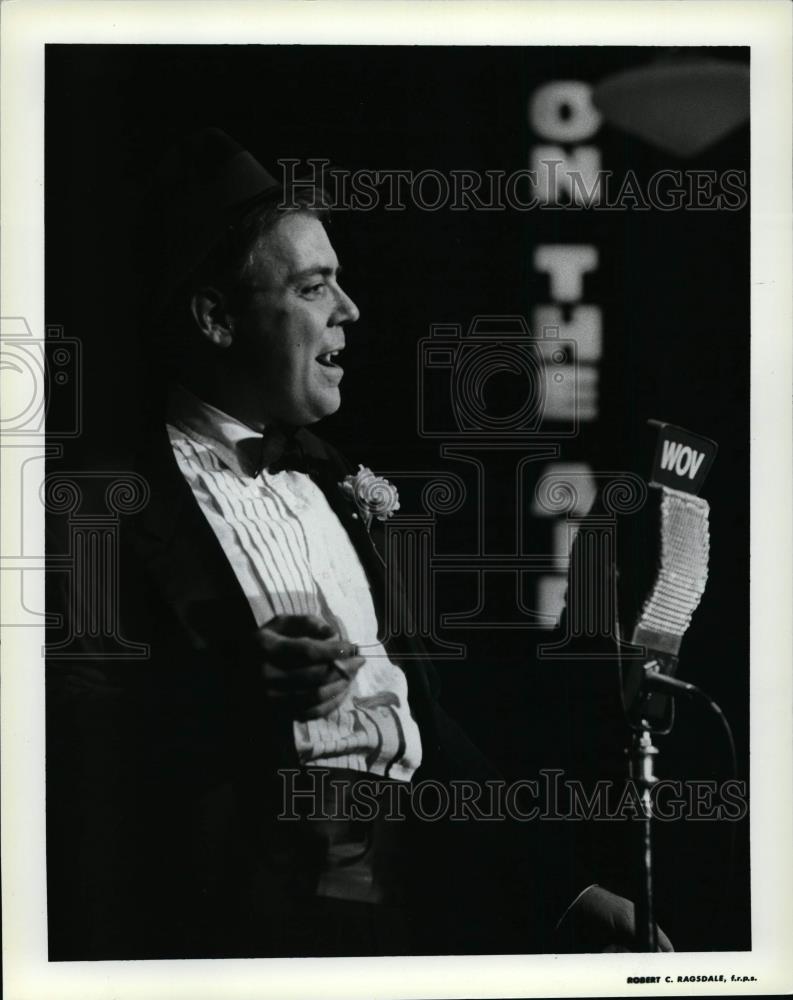 1987 Press Photo Tom Fulton plays on The 1940&#39;s Radio Hour in Bolton Theater - Historic Images