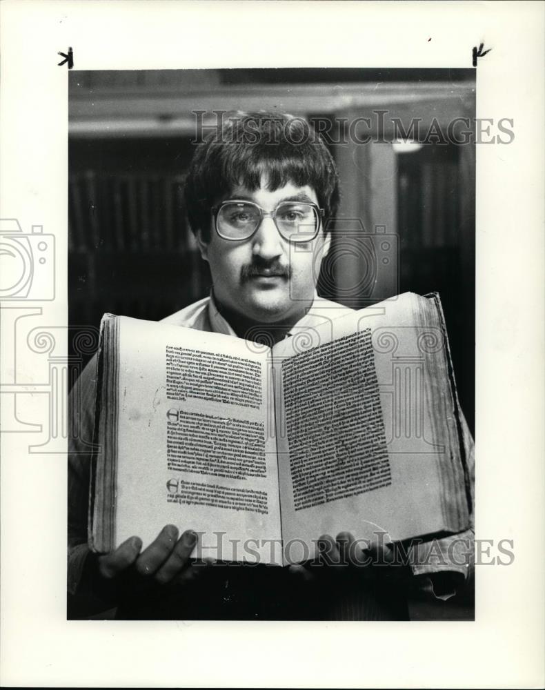 1985 Press Photo The book is displayed by Stephen Svecz, the library&#39;s old book - Historic Images