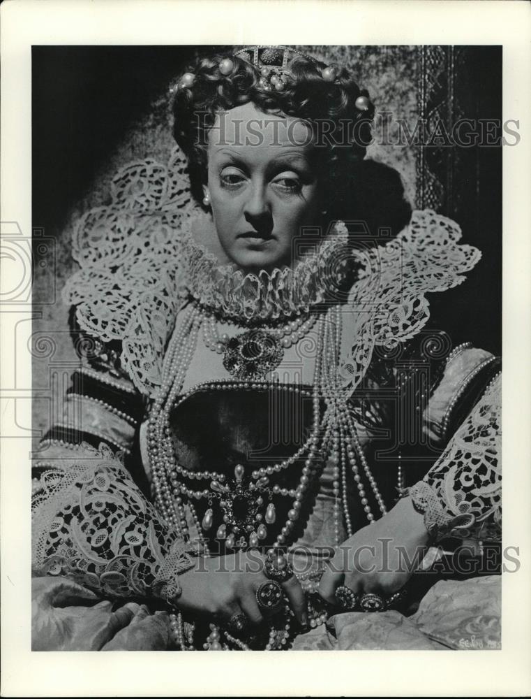 Press Photo Betty Davis as Queen Elizabeth. - cvp99751 - Historic Images