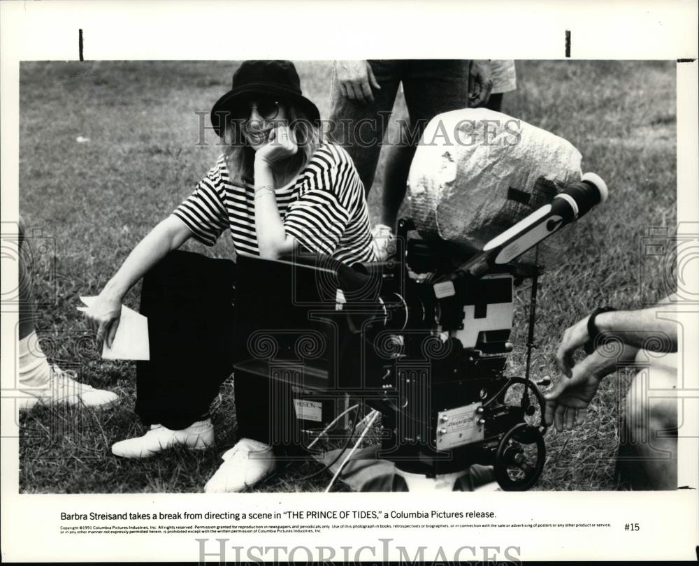 1991 Press Photo Barbra Streisand takes a break in a scene "THE PRINCE OF TIDES" - Historic Images