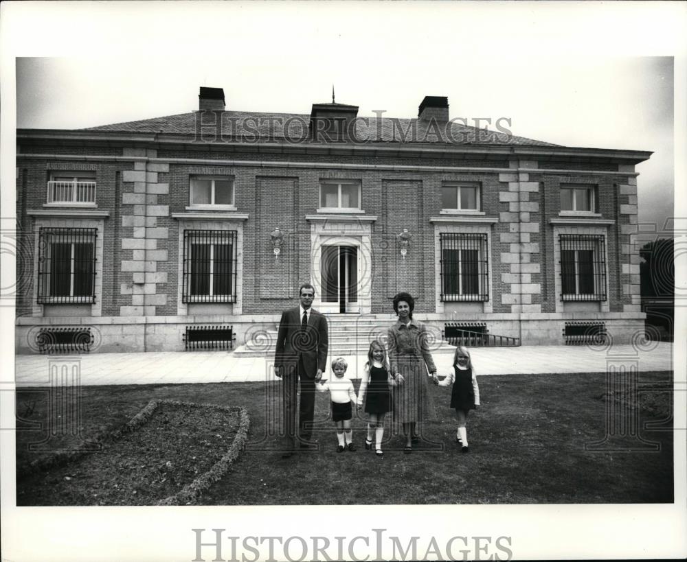 1971 Press Photo Prince Juan Carlos and Princess Sofia with their children - Historic Images