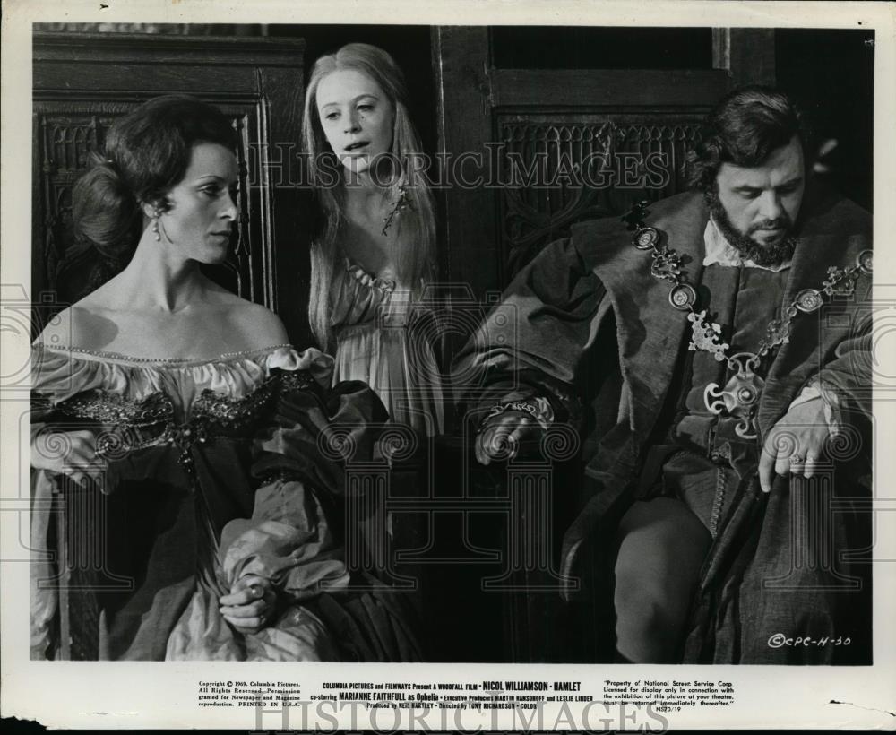1969 Press Photo Nicol Williamson and Marianne Faithfull in Hamlet. - cvp99860 - Historic Images