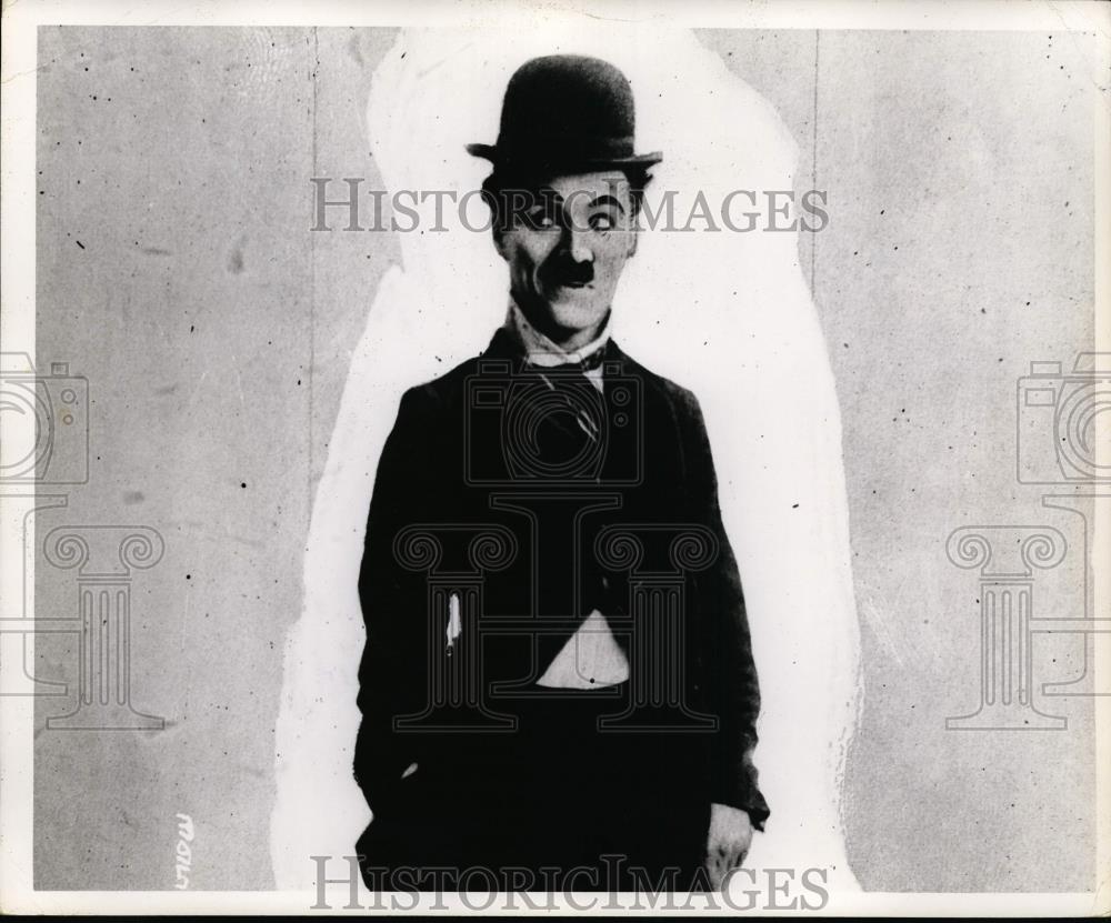 Press Photo Charlie Chaplin in his characteristic pose. - cvp99901 - Historic Images