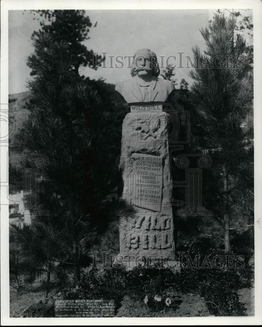 Press Photo J.B. Hickok statue - cvp99922 - Historic Images