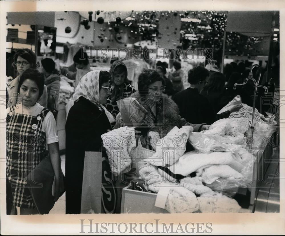 1970 Press Photo Christmas shoppers inside Department Store-New York City - Historic Images
