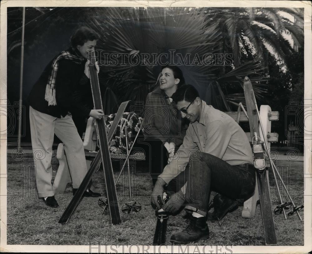 1954 Press Photo Skiers at University of Arizona changing Ski Boots - nee96616 - Historic Images