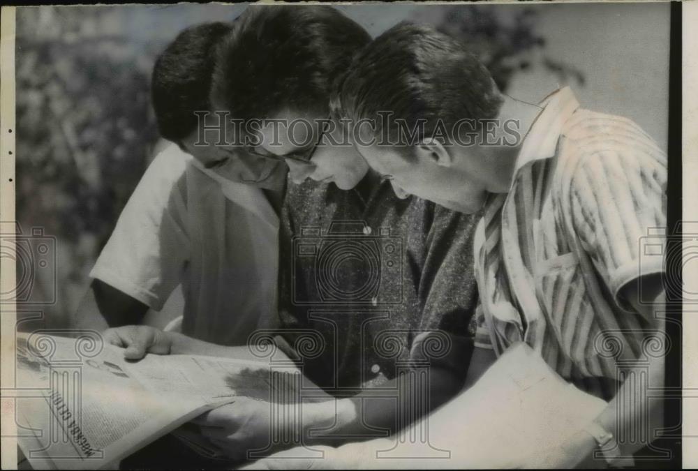 1962 Press Photo Russian Team Members for dual US-USSR meet reading News. - Historic Images