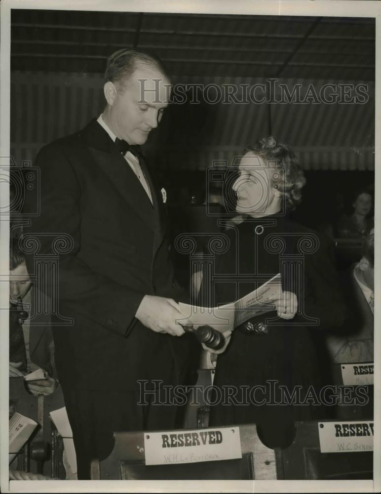 1940 Press Photo George Beach and Katherine Thanter conduct thoroughbred auction - Historic Images