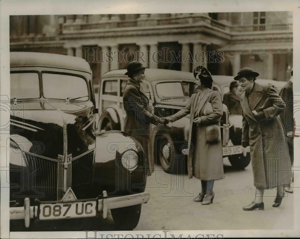 1940 Press Photo Queen Elizabeth received groups from America Red Cross - Historic Images