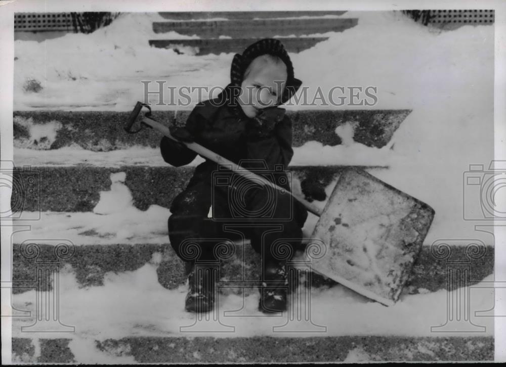 1955 Press Photo 4 Year Old Jean Whitehouse Shoveling Snow in Minneapolis - Historic Images