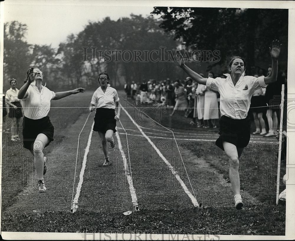 1932 Press Photo Jean Bell, Mary Jane Brown, Alice Garwood in a track race - Historic Images