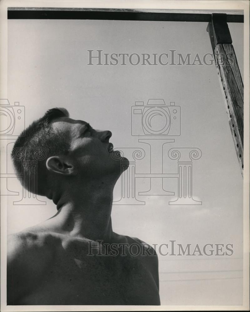 1952 Press Photo East texas State track star Chuck Holding - net00988 - Historic Images