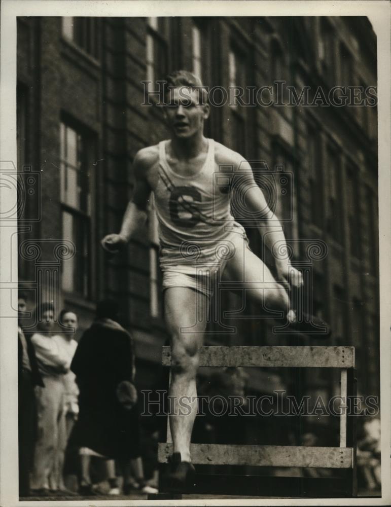 1936 Press Photo Collinwood High School&#39;s Paul Lundblad during hurdles event - Historic Images