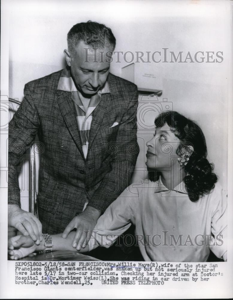 1958 Press Photo Dr. Mortimer Weiss checks arm of Willie Mays' wife after crash - Historic Images