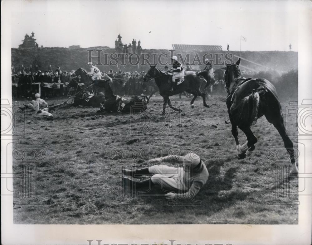 1950 Press Photo F. O&#39;Connor falls during England&#39;s Grand National Steeplechase - Historic Images