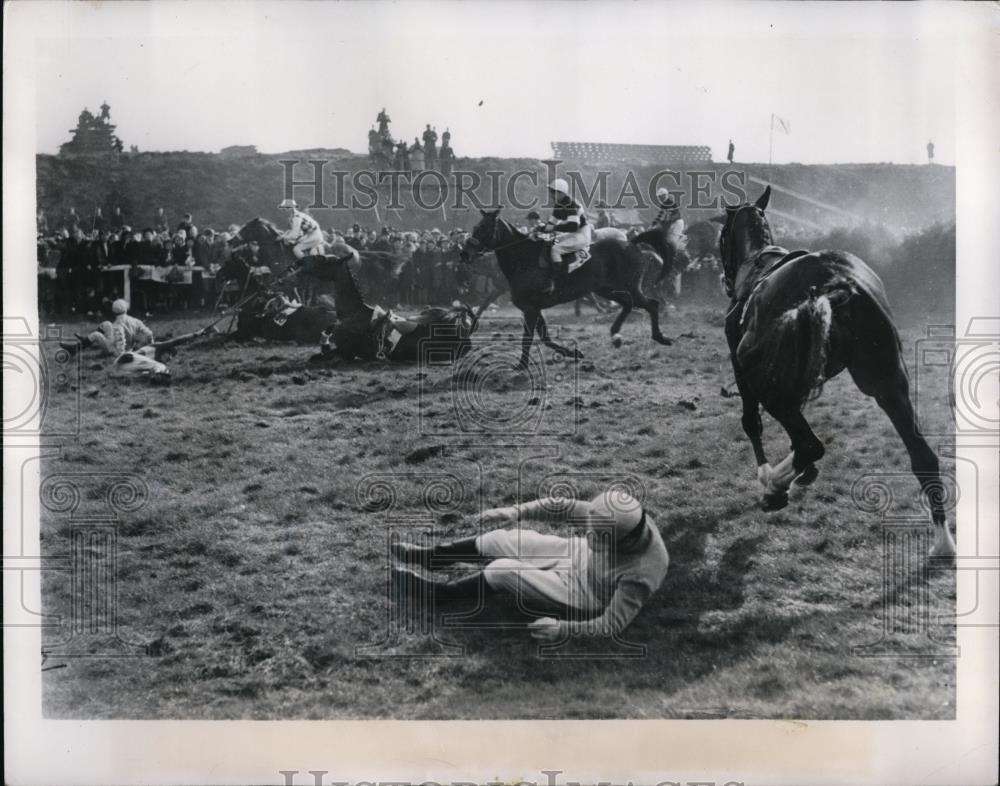 1950 Press Photo F. O'Connor falls during England's Grand National Steeplechase - Historic Images
