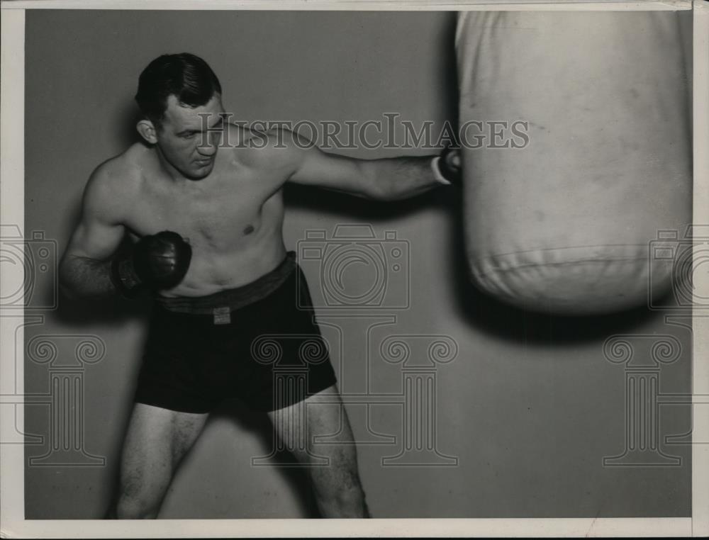 1936 Press Photo Boxer Eddie Simms works the heavy bag in a gym - net02954 - Historic Images