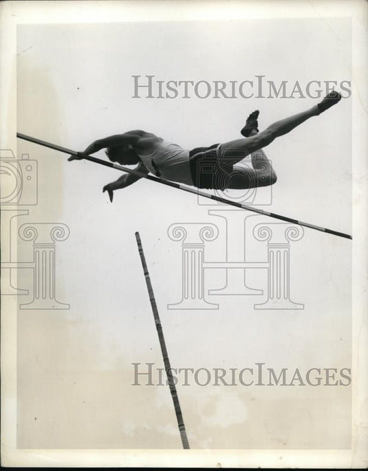 1942 Press Photo Cornelius Dutch Warmerdam in pole vault at NYC track meet - Historic Images