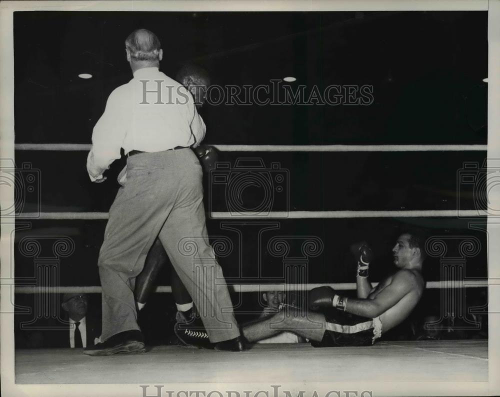 1958 Press Photo Virgil Akins downs Vince Martinez as ref Harry Messler steps in - Historic Images