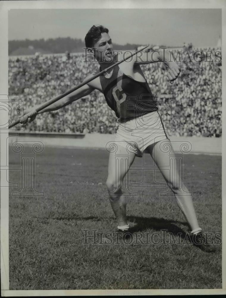 1935 Press Photo Harold Hiezgenaly of UC at javelin throw of 211 feet - Historic Images