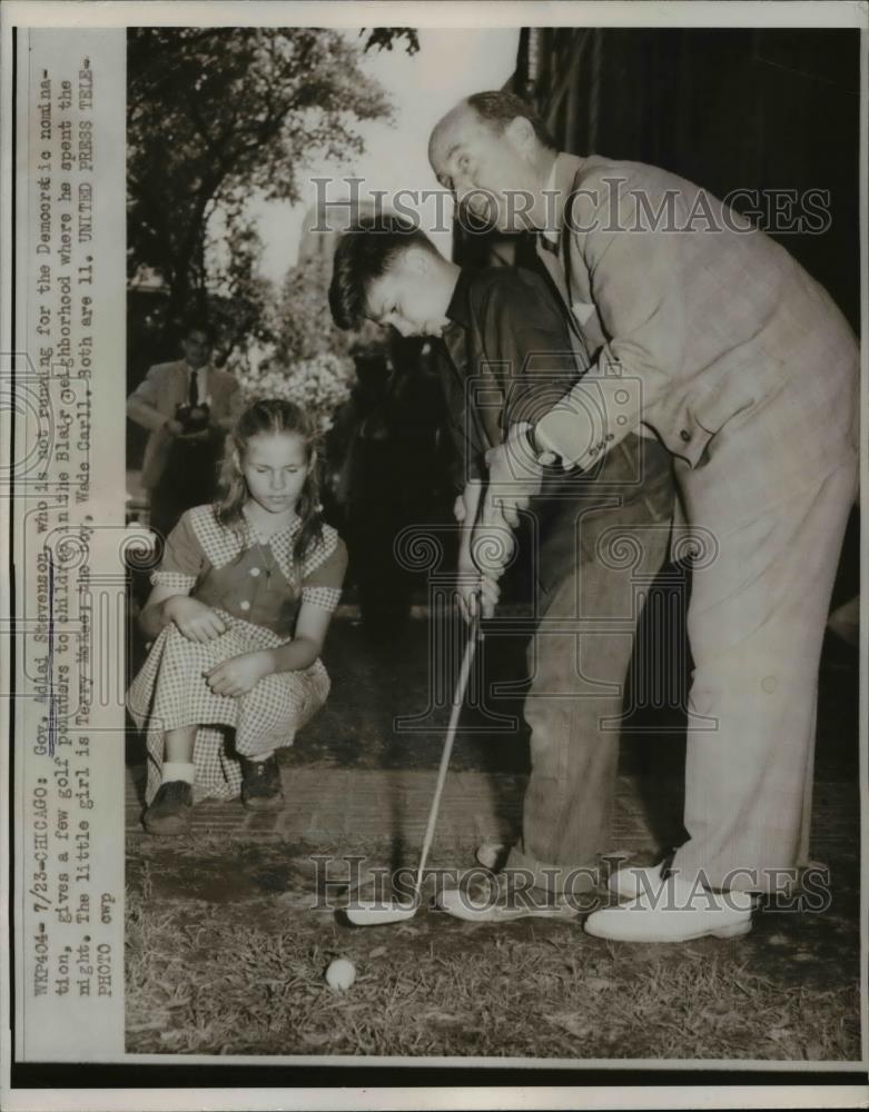 1952 Press Photo Gov Adlai Stevenson gives golf tips to Chicago kids - net05750 - Historic Images