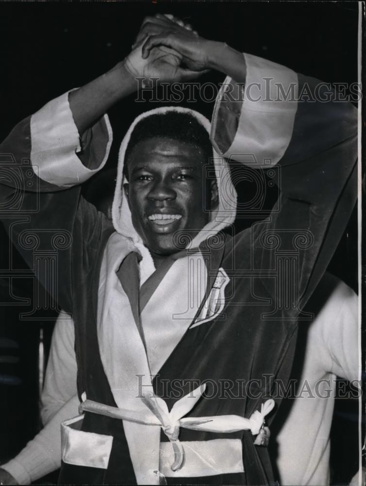 1965 Press Photo Welterweight champ Emile ZGriffith win vs Manny Gonzalez in NY - Historic Images