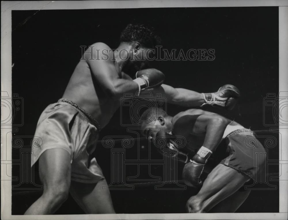 1945 Press Photo Boxers Mile Williams and Willie Joyce at Madison Square Garden - Historic Images