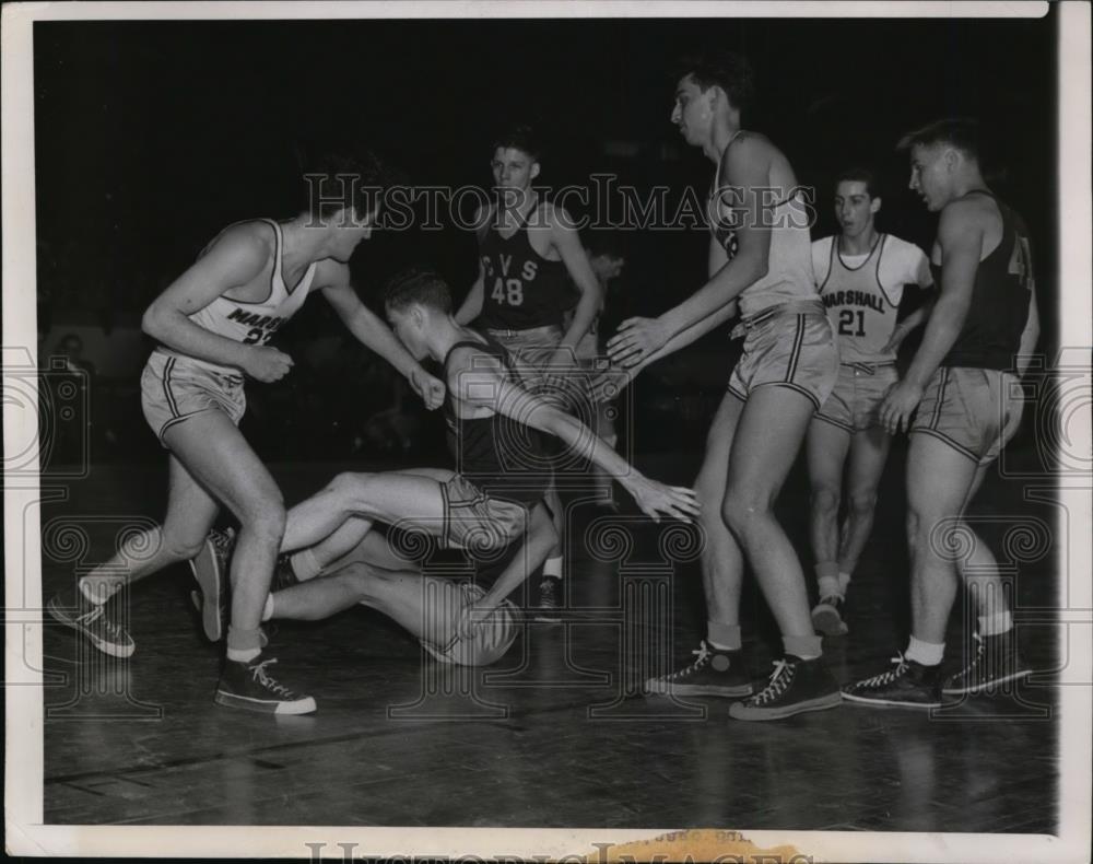 1949 Press Photo Players fight in game between Marshall and Chicago Vocational - Historic Images
